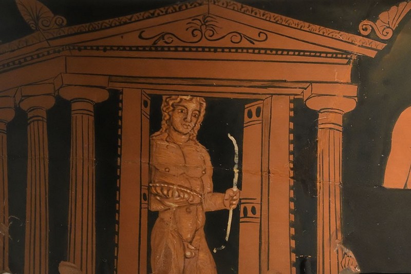 "The opening and closing of the temple doors ..." - Cult statue of Apollo behind opened temple doors, fragment of red-figure krater, ca. 400-390 BC, APM 02579 -  photo: Dick Osseman, https://commons.wikimedia.org/wiki/File:Allard_Pierson_Museum_Cult_statue_in_temple_amphora_7731.jpg (CC BY-SA 4.0)