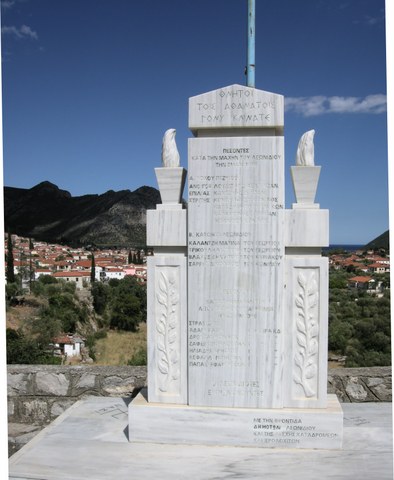 Monument bij Leonidio - foto: Jaap-Jan Flinterman, zomer 2008