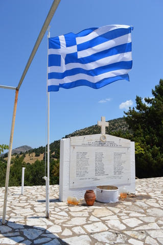 Monument voor terechtgestelde non-combattanten uit Áyios Pétros - foto: Jaap-Jan Flinterman, zomer 2015