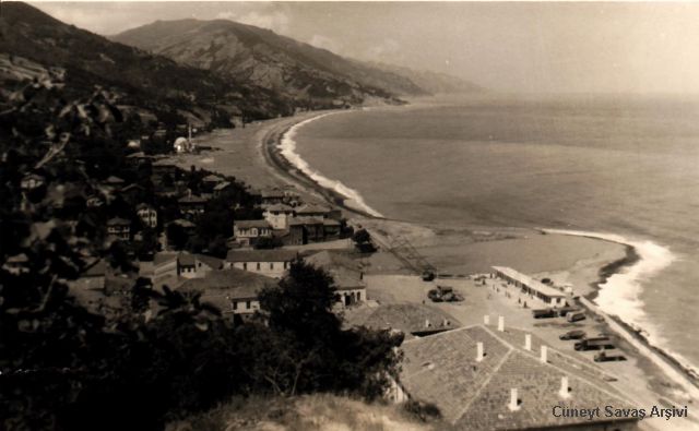 De kust van de Zwarte Zee bij Inebolu, ca. 1960 - foto: http://www.oocities.org/inebolu201/images/images.html