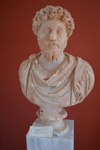 Portret Marcus Aurelius uit de villa van Herodes Atticus bij Moni Loukous - foto: Jaap-Jan Flinterman, zomer 2019 (Museum Astros)