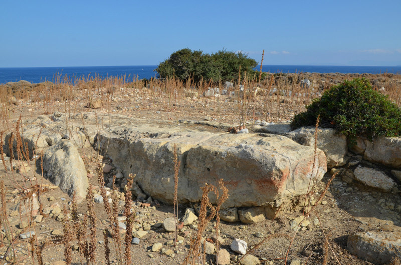 The foundations of the sacrificial altar of the Dictynnaion -  photo: Carole Raddato, https://followinghadrian.com/2017/06/11/the-hadrianic-temple-of-diktynna-in-crete/ (CC BY-SA 3.0)