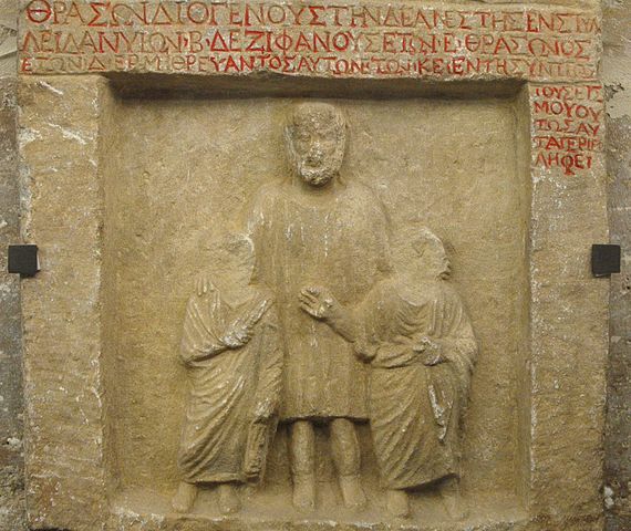 Grafsteen uit Nicomedia (Izmit) voor aardbevingsslachtoffers, ca. 120 n.Chr. (Parijs, Louvre) - foto: Marie-Lan Nguyen, Wikimedia Commons ('Jastrow') <http://de.wikipedia.org/wiki/Datei:Funerary_stele_Louvre_Ma4498.jpg>