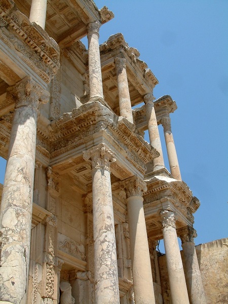 Ephesus, bibliotheek van Celsus - foto: Radomil Binek (GNU) <http://commons.wikimedia.org/wiki/File:Efez_Celsus_Library_1_RB.jpg>