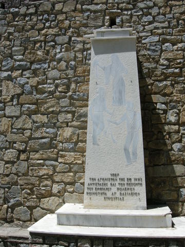 Monument in Áyios Vassílios voor de strijders van het nationaal verzet en de gevallenen in de burgeroorlog - foto: Jaap-Jan Flinterman, zomer 2008