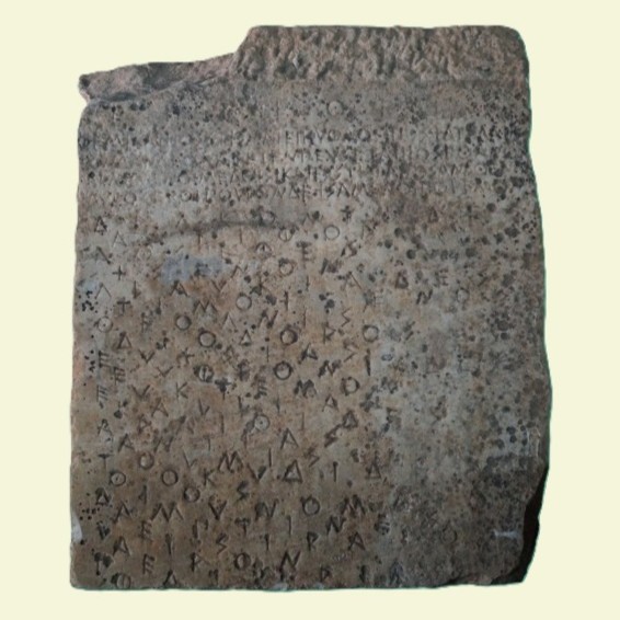 Inscription listing Athenian war dead from Erechtheis tribe (Archaeological Museum of Astros inv.no. 535) - Photo: Hellenic Ministry of Culture and Sports/Archaeological Receipts Fund (CC BY-NC-ND 4.0)