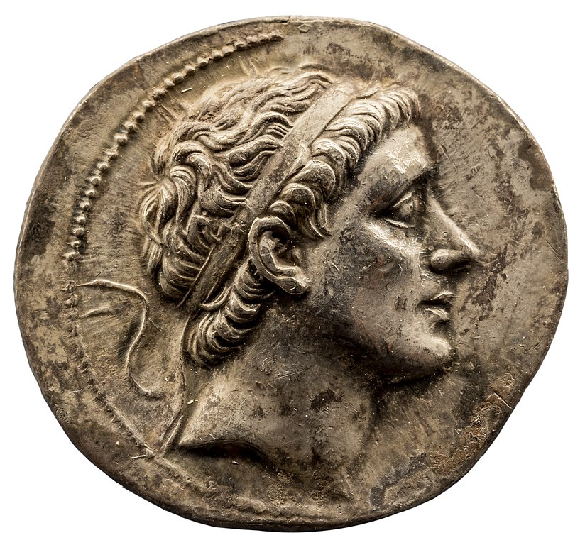 Antiochus II - foto, ArchaiOptrix (CC-BY-SA 4.0), commons.wikimedia.org/wiki/File:Syria_-_king_Antiochos_II_-_261-246_BC_-_silver_tetradrachm_-_head_of_Antiochos_II_-_Apollon_-_M%C3%BCnchen_SMS_01.jpg