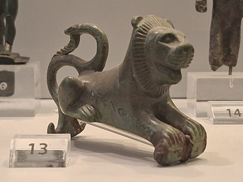 Votive gift for Apollo Tyr�tas - Bronze statuette of a lion - Photo: Jaap-Jan Flinterman, May 2026 (NAMA)