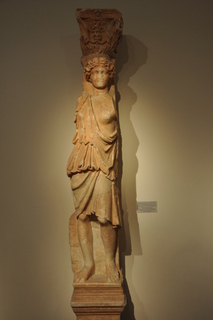 Karyatide in de gedaante van een amazone uit de villa van Herodes Atticus, Athene, Nationaal Museum (NM 705) - foto: www.livius.org