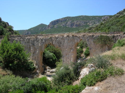 Aquaduct bij Moní Loukoús - foto: Jaap-Jan Flinterman, zomer 2011