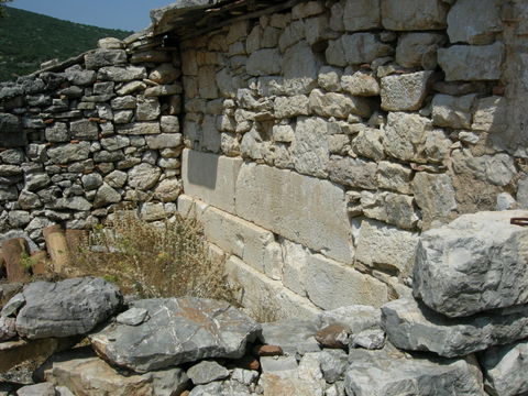 Resten van tempeltje bij Tichió, westelijke deel van de zuidmuur - foto: Jaap-Jan Flinterman, zomer 2011