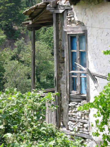 Vervallen huis in Kastánitsa - foto: Jaap-Jan Flinterman, zomer 2011