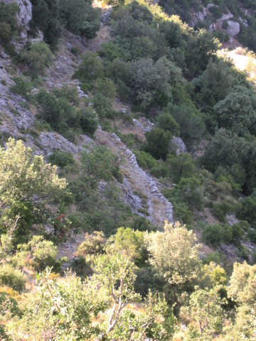 Resten van het muildierpad van Prégasos naar Tyrós - foto: Jaap-Jan Flinterman, zomer 2011